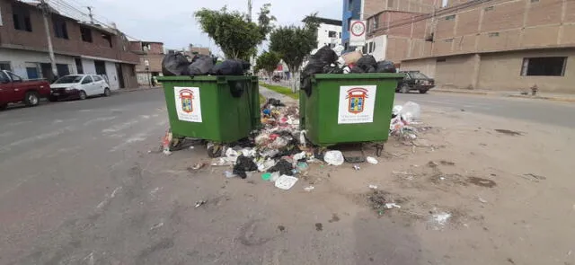 Contenedores repletos de basura se observa en las calles. Foto: La República