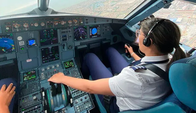 Diana volando uno de los aviones de Latam. Foto: Latam Airlines