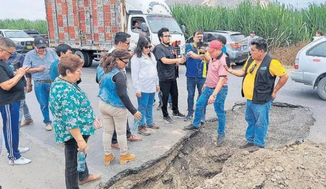 Urgencia. La carretera esta cediendo y en los pases de agua se han hecho forados. Foto: La República