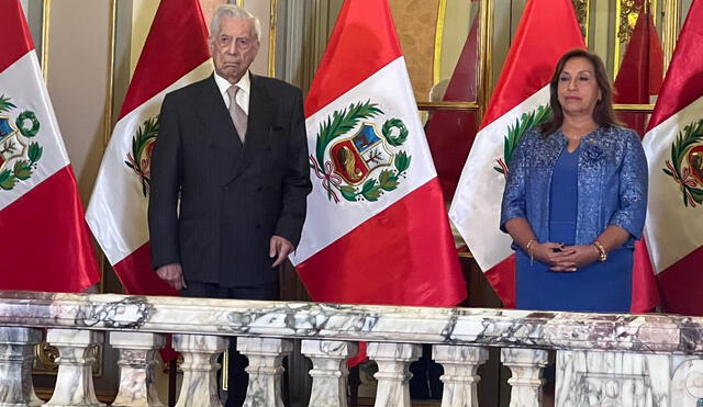 Vargas Llosa fue felicitado por Dina Boluarte en su incorporación a la Academia Francesa de la Lengua. Foto: Omar Coca/ URPI-LR