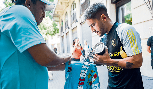 Pedidos. Los hinchas rimenses con el equipo en Argentina. Foto: difusión