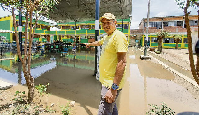 Escuela inundada en Piura. El ministro de Educación debería atender este problema en vez de estar dando frases racistas. Foto: Almendra Ruesta / URPI-LR