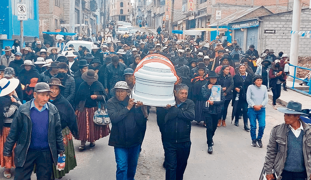 Por la ciudad. El cortejo fúnebre recorrió calles de Ilave. Esta población puneña sigue sufriendo la pérdida de sus jóvenes. Foto: Liubomir Fernández/La República