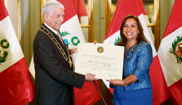 Apoyo. Escritor peruano recibió la distinción de manos de la mandataria Dina Boluarte. Defendió su Gobierno pese a críticas. Foto: EFE