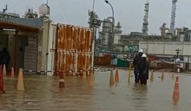 Refinería de Talara se inundó con las lluvias. Foto: captura Talara TV