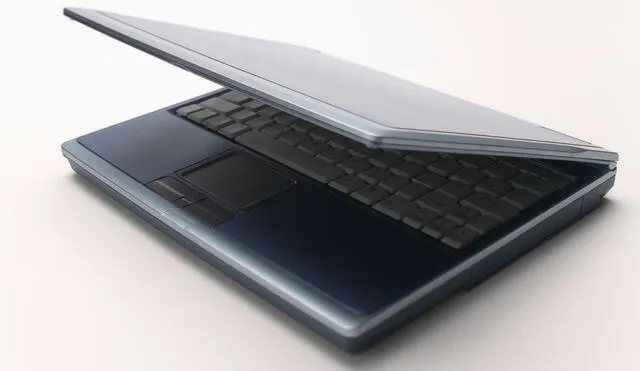 Es común que las laptops se suspendan o apaguen automáticamente al cerrar la tapa. Foto: TechRadar