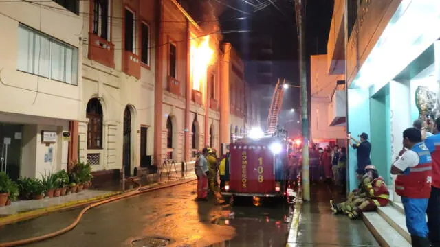 Los bomberos pusieron a buen recaudo a 29 personas a causa del incendio. Foto: Emmanuel Moreno/URPI-GLR - Video: Emmanuel Moreno