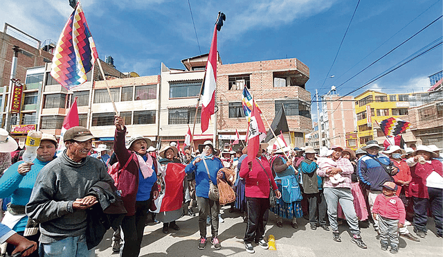 Unidos. Los pobladores de Coata defendieron a los aimaras, cuestionaron al Ejército y también exigieron la salida de Boluarte. Foto: Liubomir Fernández/La República