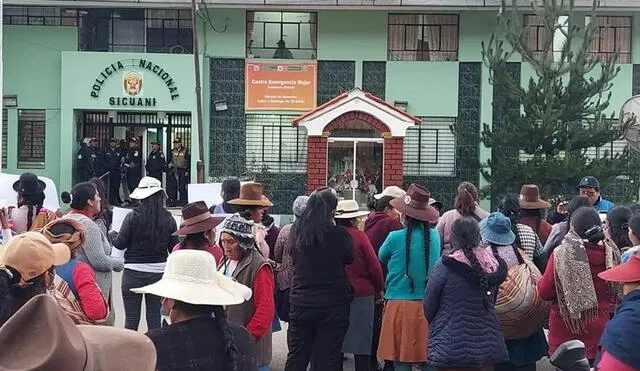Rechazo. Familiares y amigos hicieron plantón exigiendo la liberación de los pobladores detenidos en Sicuani. Foto: La República.