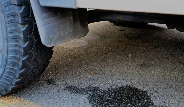 El sistema de aire acondicionado en un carro suele dejar charcos debajo del vehículo. Foto: Eurotaller