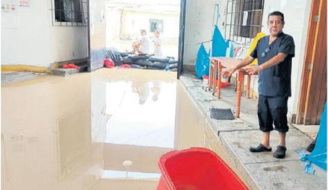 Centro de salud de Íllimo se inundó con las lluvias.  Foto: La República