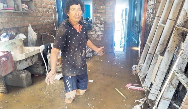 Elías Cosanatan Castillo sigue tratando de evacualr toda el agua que ingreso a su vivienda y destruyo todo. Foto: La República
