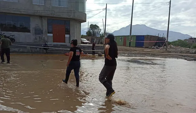 Pobladores usaron una soga para cruzar calle inundada. Sergio Verde/URPI-LR