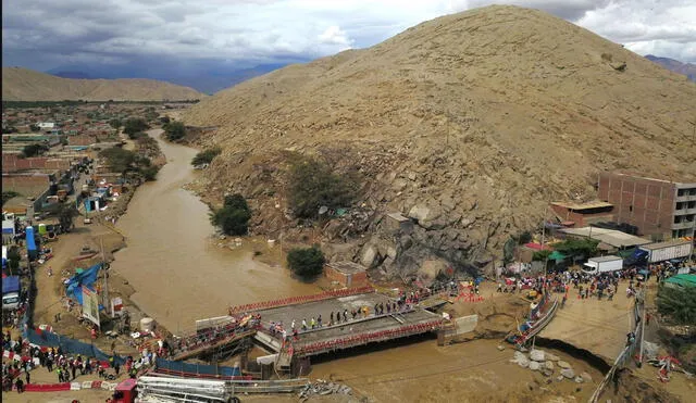 El puente peatonal es la vía de transporte que ayuda a las personas a llegar a su destino. Foto: Andina