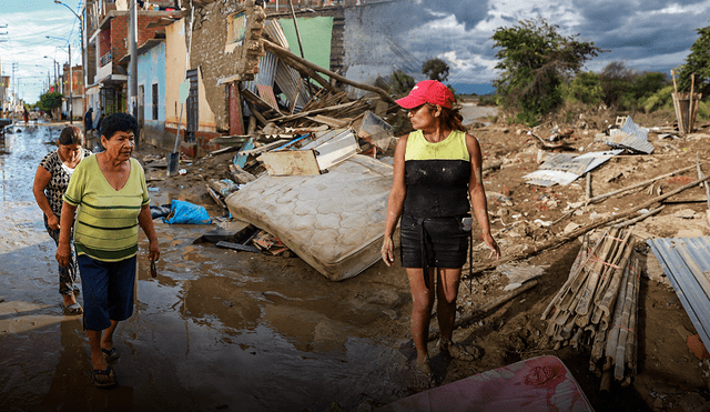 Dina Boluarte admitió que el Perú no tiene los medios para sobrellevar las fuertes lluvias. Foto: composición LR/AFP