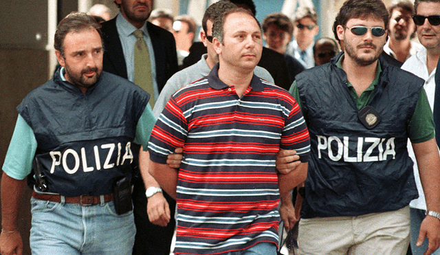El asesino de la mafia Gaspare Spatuzza siendo escoltado por la policía después de ser arrestado en 1997. Foto: AFP