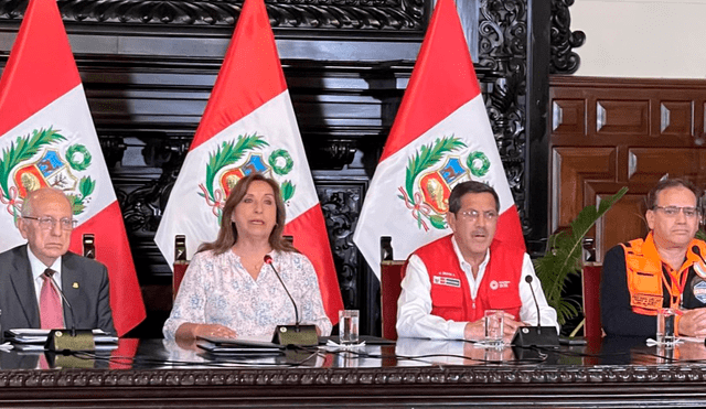 La presidenta Boluarte acompañada de los ministros de Educación y Defensa en conferencia de prensa. Foto: Andina