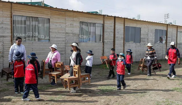 Problema. Estudiantes vuelven a clases en Peruarbo. Padres se quejan porque aulas prefabricadas están en estadio. Foto: Rodrigo Talavera/ LR