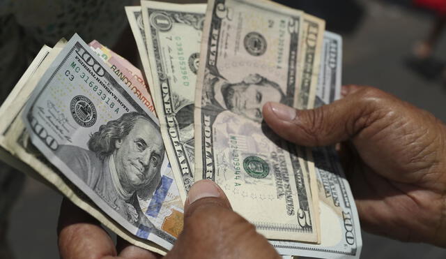 El dólar en el mercado paralelo se ubicaba en S/3,780 la compra y S/3,810 la venta. Foto: Andina