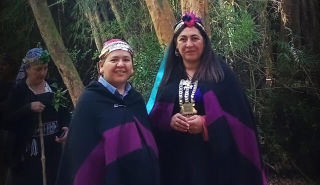 Viviana  Burgos Valenzuela y Rosa Salamanca Conalef se convirtieron en el primer matrimonio mapuche del mismo sexo realizado en Chile. Foto: MOVILH