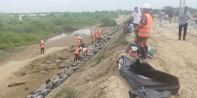 Los soldados colocan sacos de arena en un tramo del río Piura para evitar el desborde. Foto:  Villa Pedregal Grande