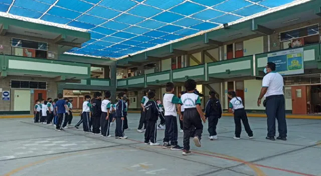 Supenden las clases de las universidades y colegios por 24 horas. Foto: La República