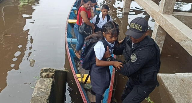 Se presume que los estudiantes se movilizarán en canoas hasta su centro de estudios hasta agosto. Foto: Loreto Iquitos Noticias / Facebook. VIDEO: TVPerú Noticias / Twitter