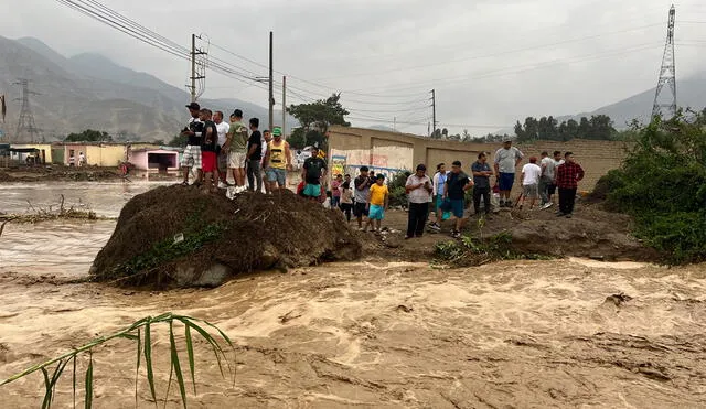 Decenas de familias limeñas exigen a las autoridades locales y del Gobierno más apoyo para que puedan revertir esta crítica situación ante las intensas lluvias. Foto: Omar Coca / URPI-LR