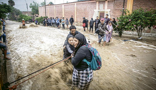 En Chaclacayo, la Carretera Central se tornó intransitable por la corriente de agua que bajaba de las quebradas. Las personas cruzaban con sogas. Foto: John Reyes/La República