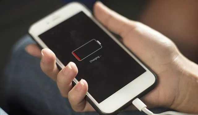 Dejar tu teléfono cargando toda la noche puede reducir la vida útil de la batería. Foto: Xataka