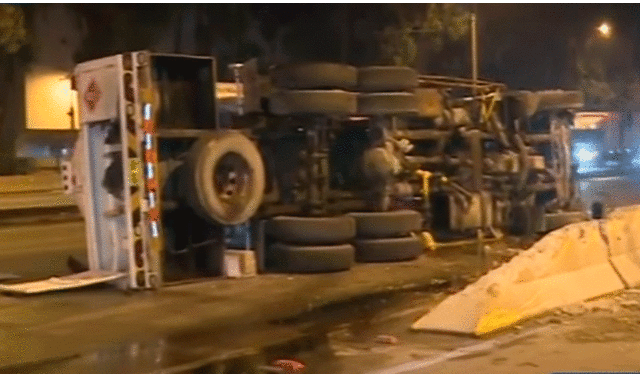 Un camión cisterna dio vueltas de campana tras perder el control en la Panamericana Sur. Foto: captura de Panamericana