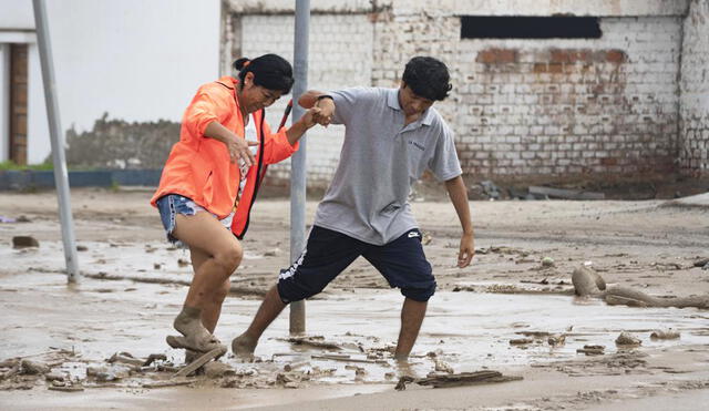 La presencia del Ciclón Yaku viene ocasionando lluvias en toda la costa del Perú. Foto: AP News