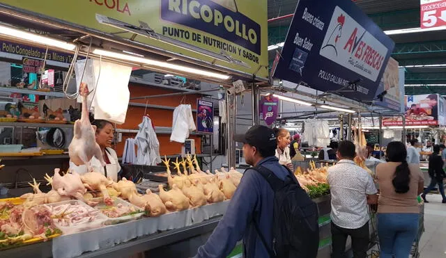 Precio de la carne del pollo se cotiza entre S/ 11,90 y S/ 12 en Arequipa. Foto: Wilder Pari / URPI-LR: