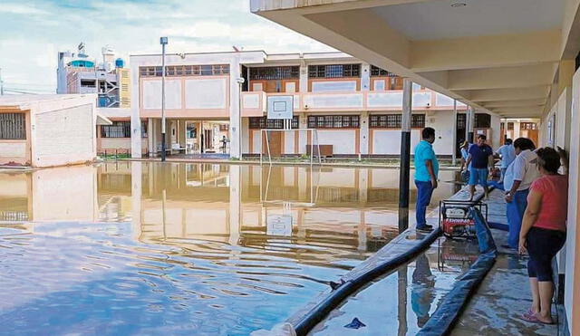 Colegio inundado en lambayeque. Así se encuentra un plantel estatal en el norte del país. Los profesores, padres y alumnos esperan que los apoyen. Foto: difusión