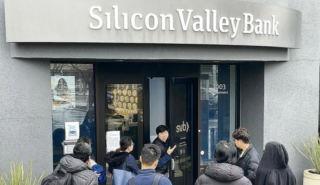 California. Un empleado explica cierre de la sede de Silicon Valley Bank (SVB) en Santa Clara. Foto: AFP