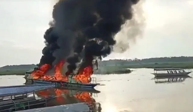 Incendio de la embarcación. Foto: Andina