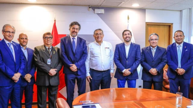 El ministro Vera se reunió con representantes de las concesionarias para la construcción de la red de distribución de gas natural. Foto: Minem