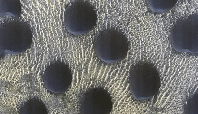 Dunas de arena circulares captadas en el hemisferio norte de Marte. Foto: NASA / JPL / UArizona