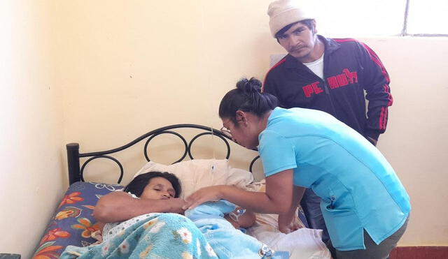 Personal de salud apoya a madre a traer al mundo a su bebé en refugio. Foto: Municipalidad de El Faique