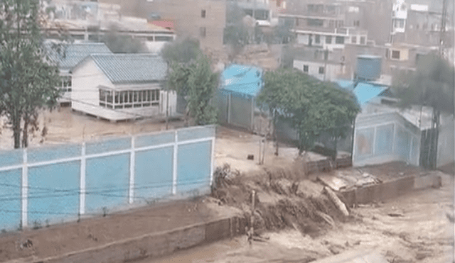 Las fuerzas del agua del huaico derrumbaron las paredes de un colegio en Chaclacayo. Foto: Difusión