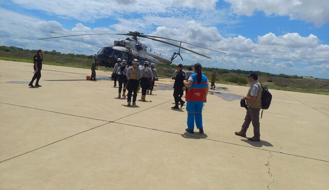 Helicótero de la PNP traslada a equipo médico para atender a damnificados. Foto: Gobierno Regional de Piura