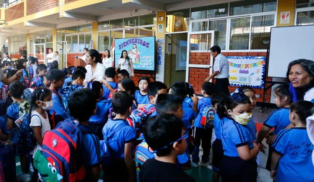 Los padres acompañaron a sus hijos a su primer día de clases. Foto: La República