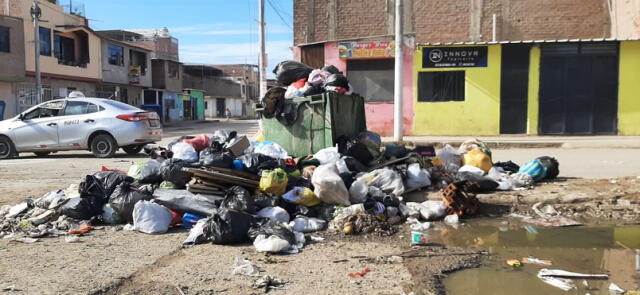 El olor de la basura acumulada en un tramo de la avenida 9 de Octubre era insoportable para los vecinos.  Foto: Carlos Vásquez/ La República