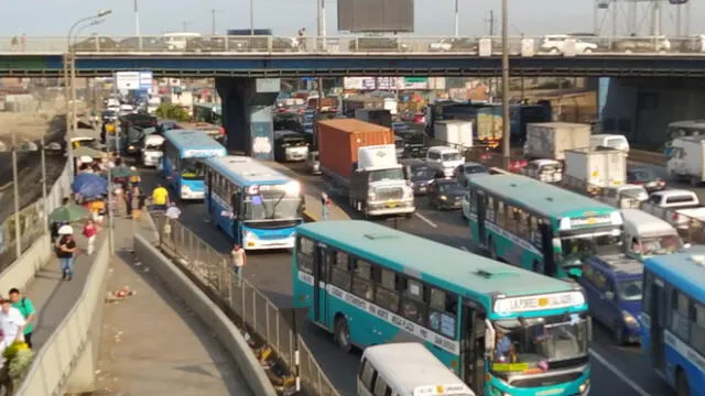 Reportaron alta congestión vehicular en vía de Evitamiento desde las 6 a. m. de este viernes.  Foto: Allison Mariños