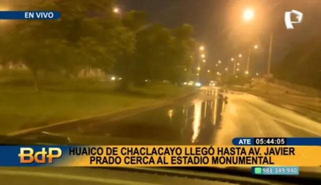 Huaico provocó el empozamiento de agua en la avenida Javier Prado. Video: Panamericana TV