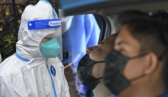 El número de muertes por la COVID-19 han descendido drásticamente. Foto: composición LR/AFP