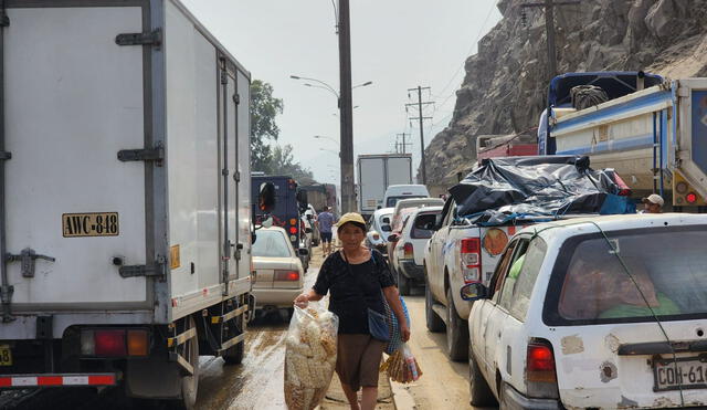 Pasajeros denuncian problemas para llegar a sus centros de trabajo debido a la congestión vehicular. Foto: Vanessa Sandoval / URPI-LR