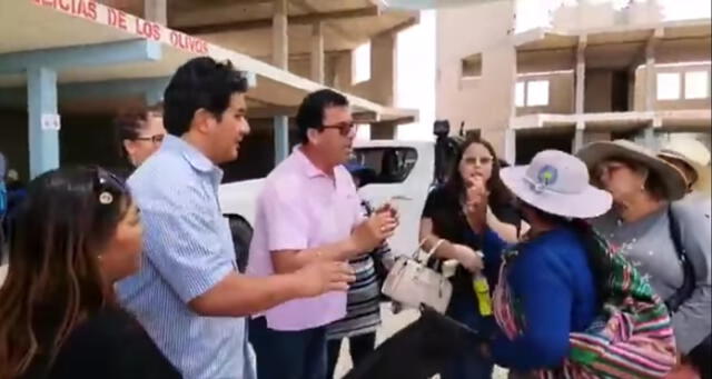 El congresista Edwin Martínez fue despedido del lugar por los vecinos entre palabras soeces. Foto: captura de Facebook. VIDEO: TV SUR / FacebooK