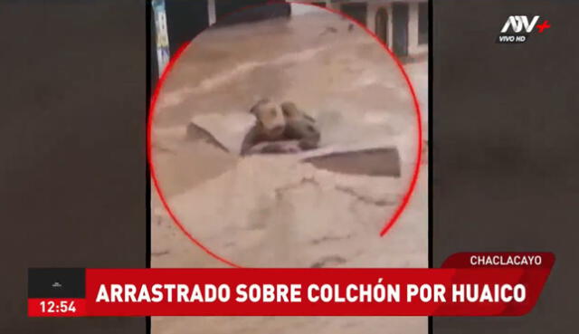 Hombre es arrastrado sobre colchón por huaico en Chaclacayo. Video: ATV