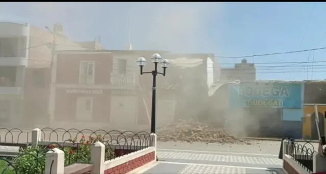 Horas antes del incidente, autoridades municipales del distrito habían coordinado la demolición de la infraestructura por representar un peligro latente. Foto: captura de Facebook. VIDEO: Ozono Televisión